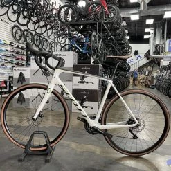 Scott Addict 20 Disc Shimano 105 - Pearl White 2021 | Road Bikes -Hot Sale Playtri -Tyler Store IBxCYLmA2GYiopeG9Q465s2N0