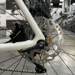 Scott Addict 20 Disc Shimano 105 - Pearl White 2021 | Road Bikes -Hot Sale Playtri -Tyler Store SsMVNpxisYrdpPk vqo2zUfRI